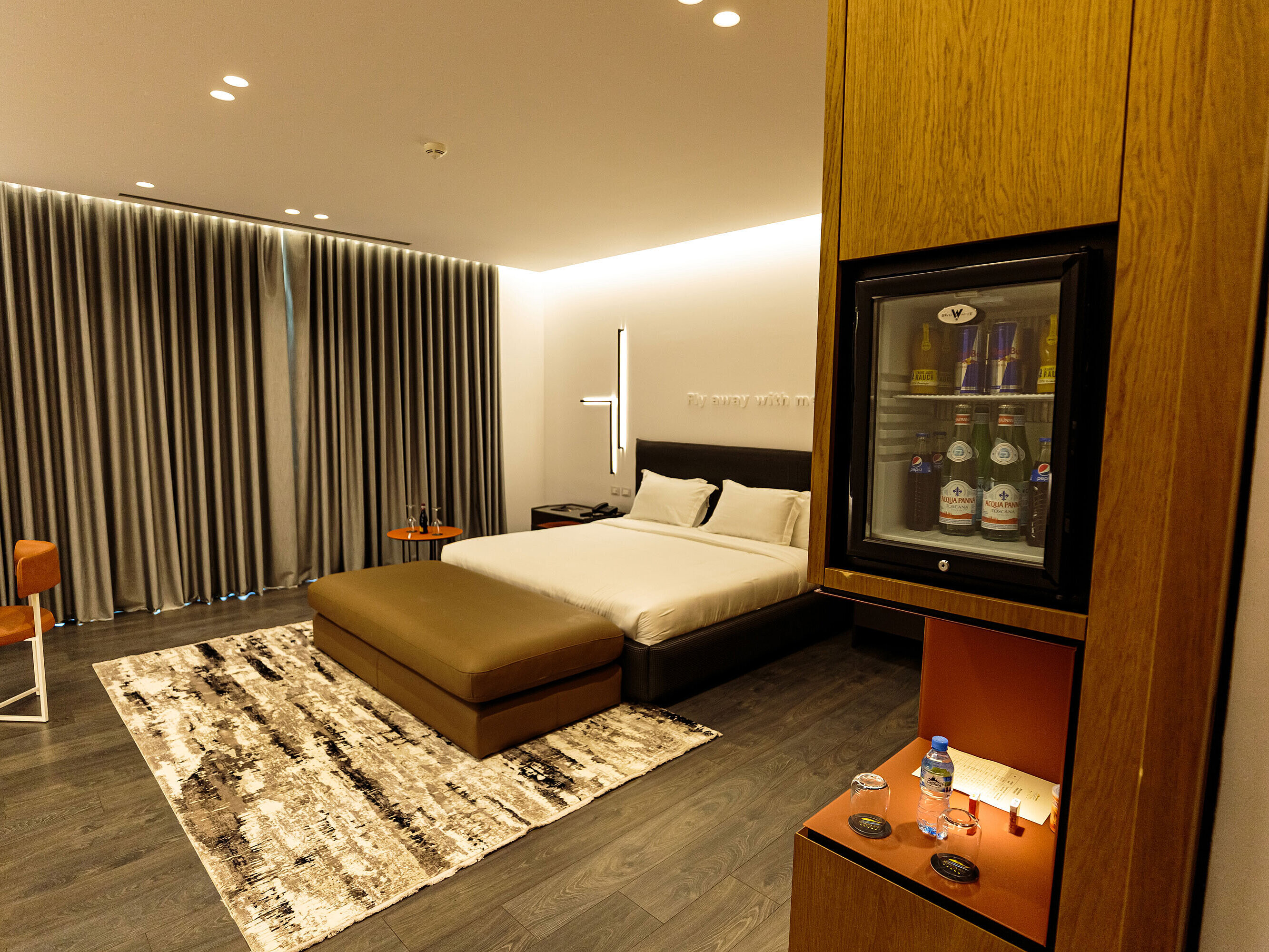 Modern room at Maritim Resort Marina Bay with double bed, minibar and stylish interior