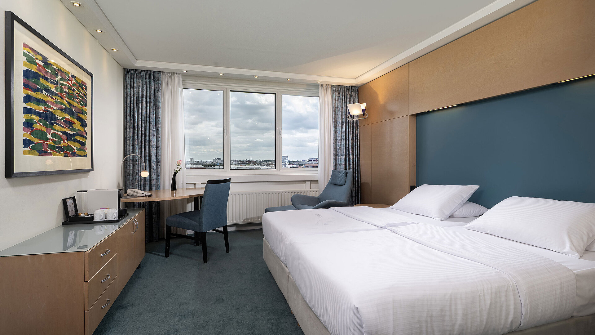 Superior room with double bed, desk, armchair and wide Berlin view at Maritim proArte Hotel