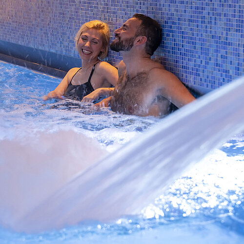 Two guests enjoy the warm water jet in the whirlpool at Maritim Hotel Ingolstadt.