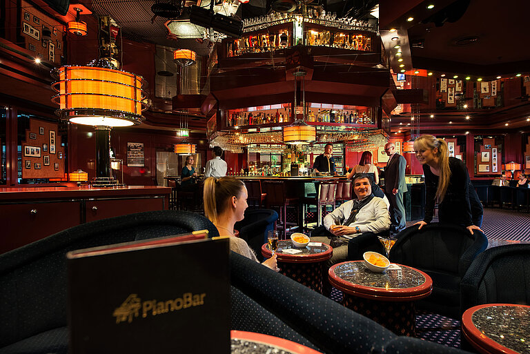 Guests enjoying the atmosphere in the Pianobar of Maritim Hotel Magdeburg.