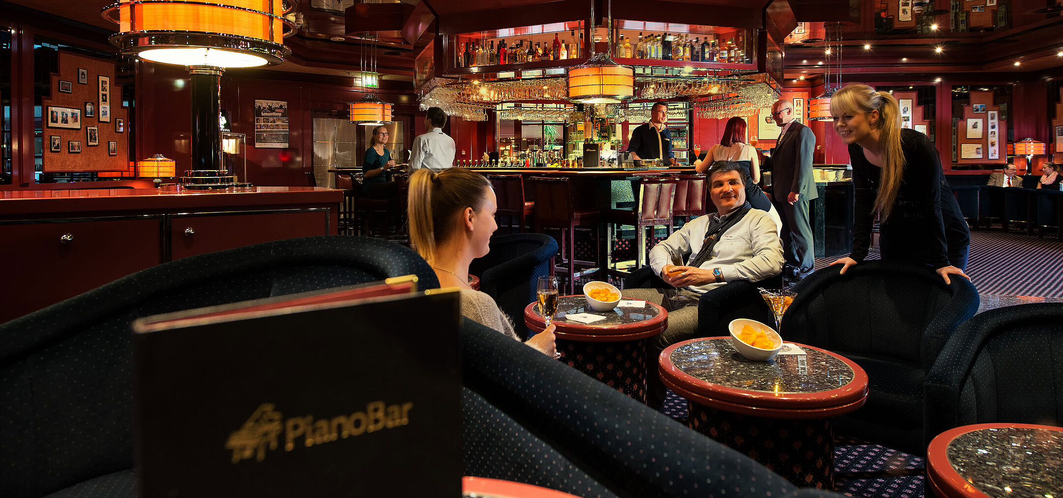 Guests enjoying the atmosphere in the Pianobar of Maritim Hotel Magdeburg.