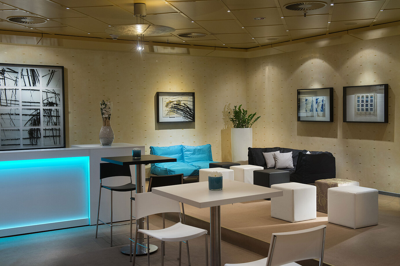 Modern lounge with seating and bar at the Maritim proArte Hotel Berlin, ideal for meetings and networking.
