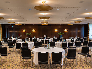 Conference room with round tables and modern facilities at Maritim Hotel Düsseldorf