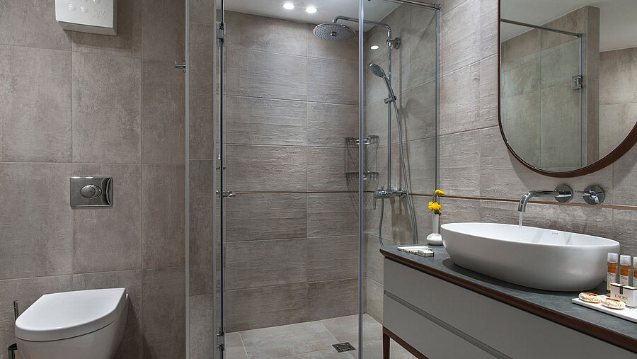 Modern bathroom at Maritim Hotel Amelia with spacious shower, vanity and elegant tiles
