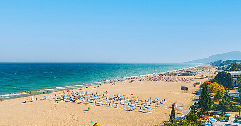 Wide sandy beach with sunshades and turquoise sea near Maritim Hotel Amelia