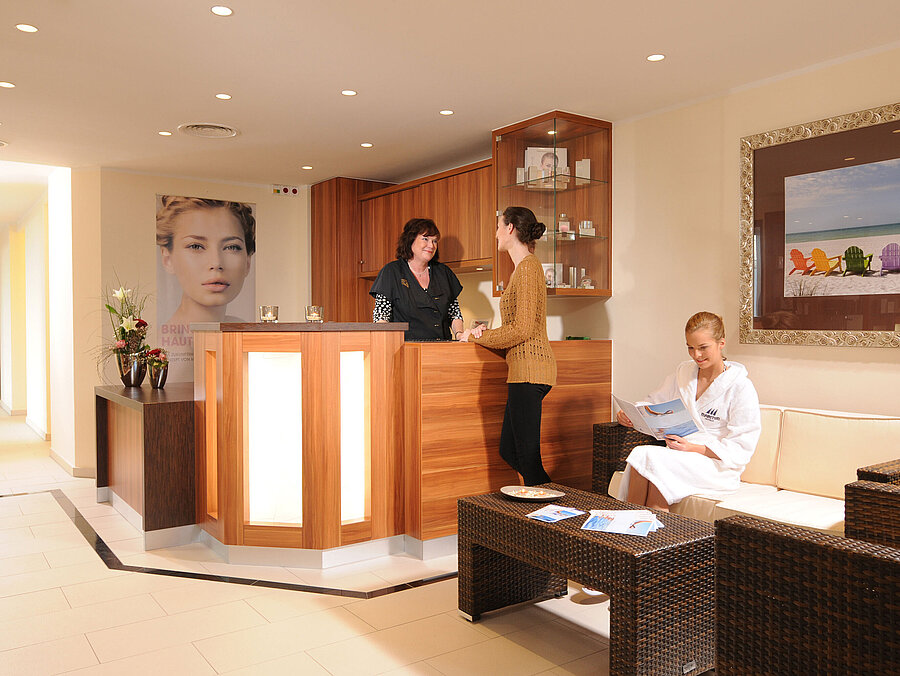 Spa reception at Maritim Hotel Travemünde with friendly service and cosy seating area
