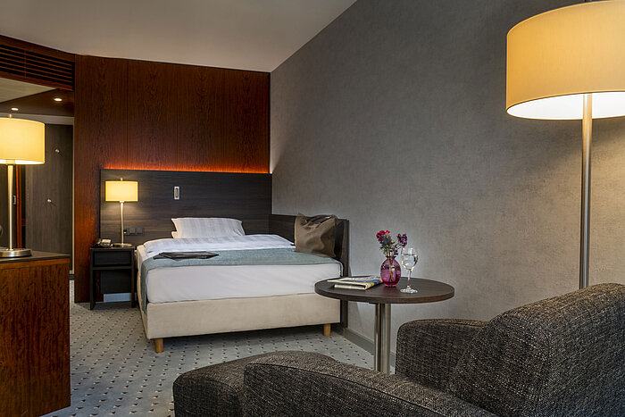 Modern single room with stylish furnishings, cozy lighting and comfortable seating at the Maritim Hotel Bremen.
