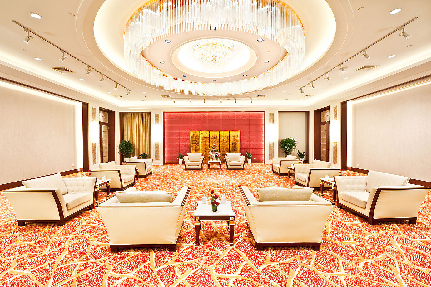 專屬會議室配備優雅扶手椅、大型水晶吊燈及頂級氛圍，專為尊貴聚會打造