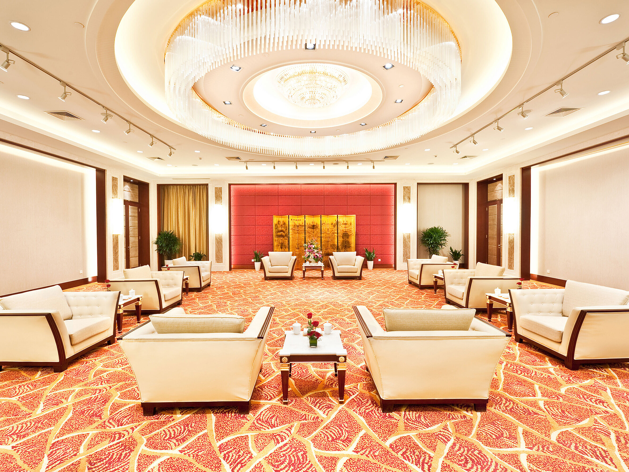 專屬會議室配備優雅扶手椅、大型水晶吊燈及頂級氛圍，專為尊貴聚會打造