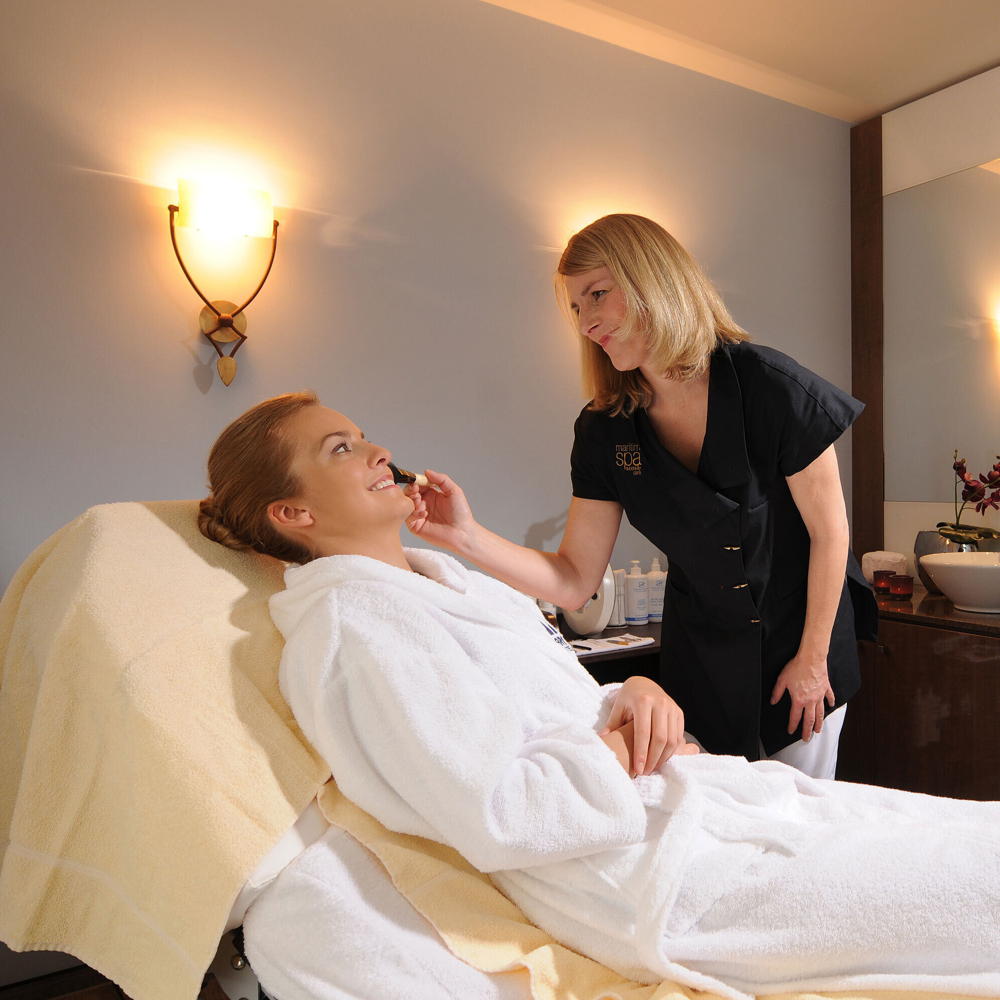 Beauty treatment in the spa of Maritim Hotel Travemünde with relaxing atmosphere and soft lighting