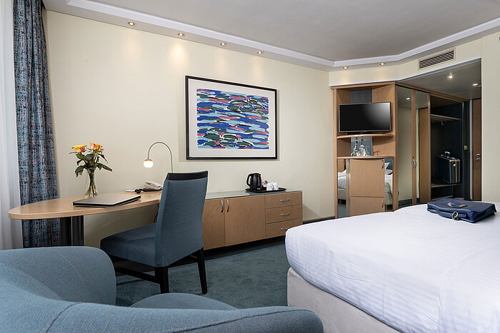 Classic room with desk and art at Maritim proArte Hotel Berlin