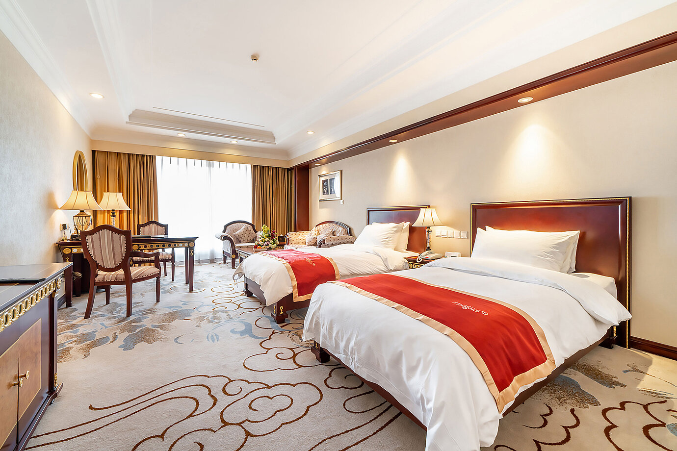 寬敞的經典酒店客房，配備兩張單人床、休憩區、書桌及帶自然採光的大窗戶