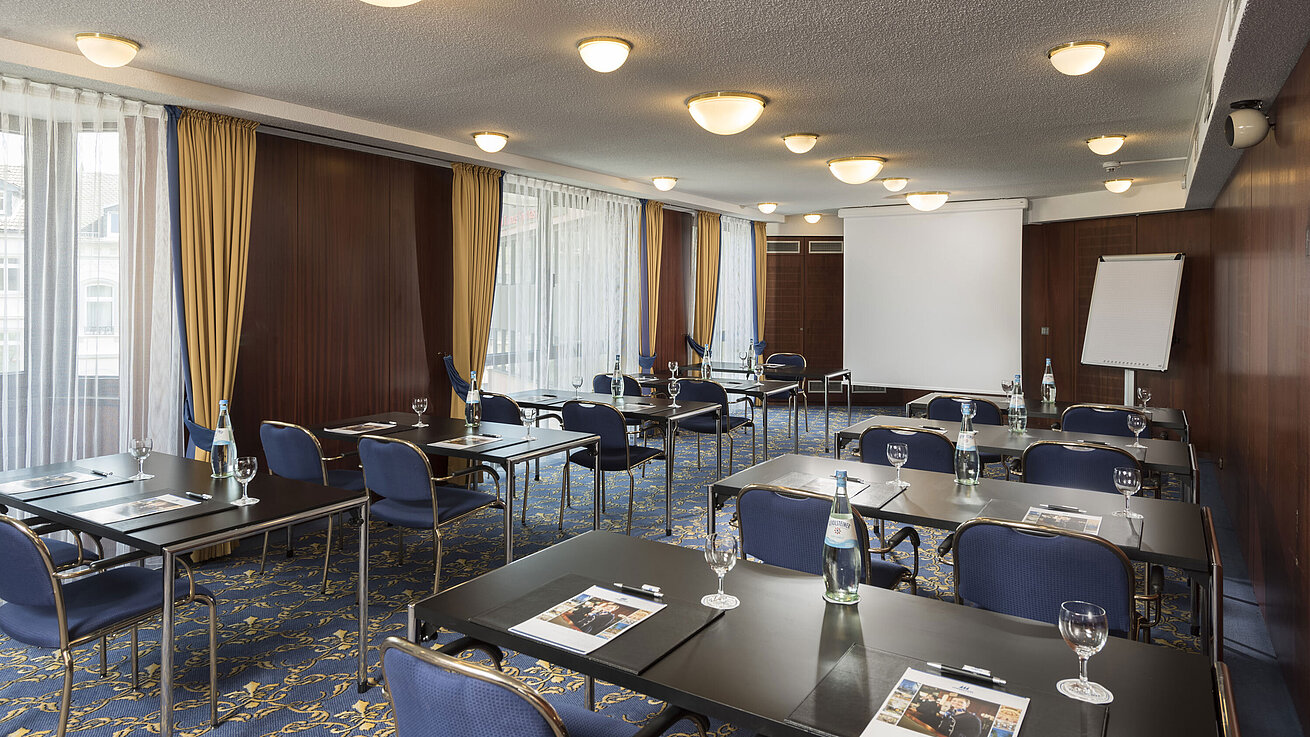 Bright seminar room at Maritim Hotel Bad Homburg with natural light and modern equipment.