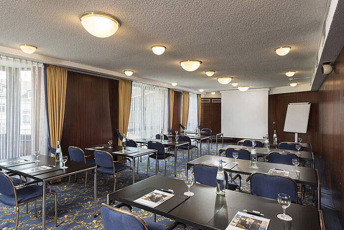 Bright seminar room at Maritim Hotel Bad Homburg with natural light and modern equipment.
