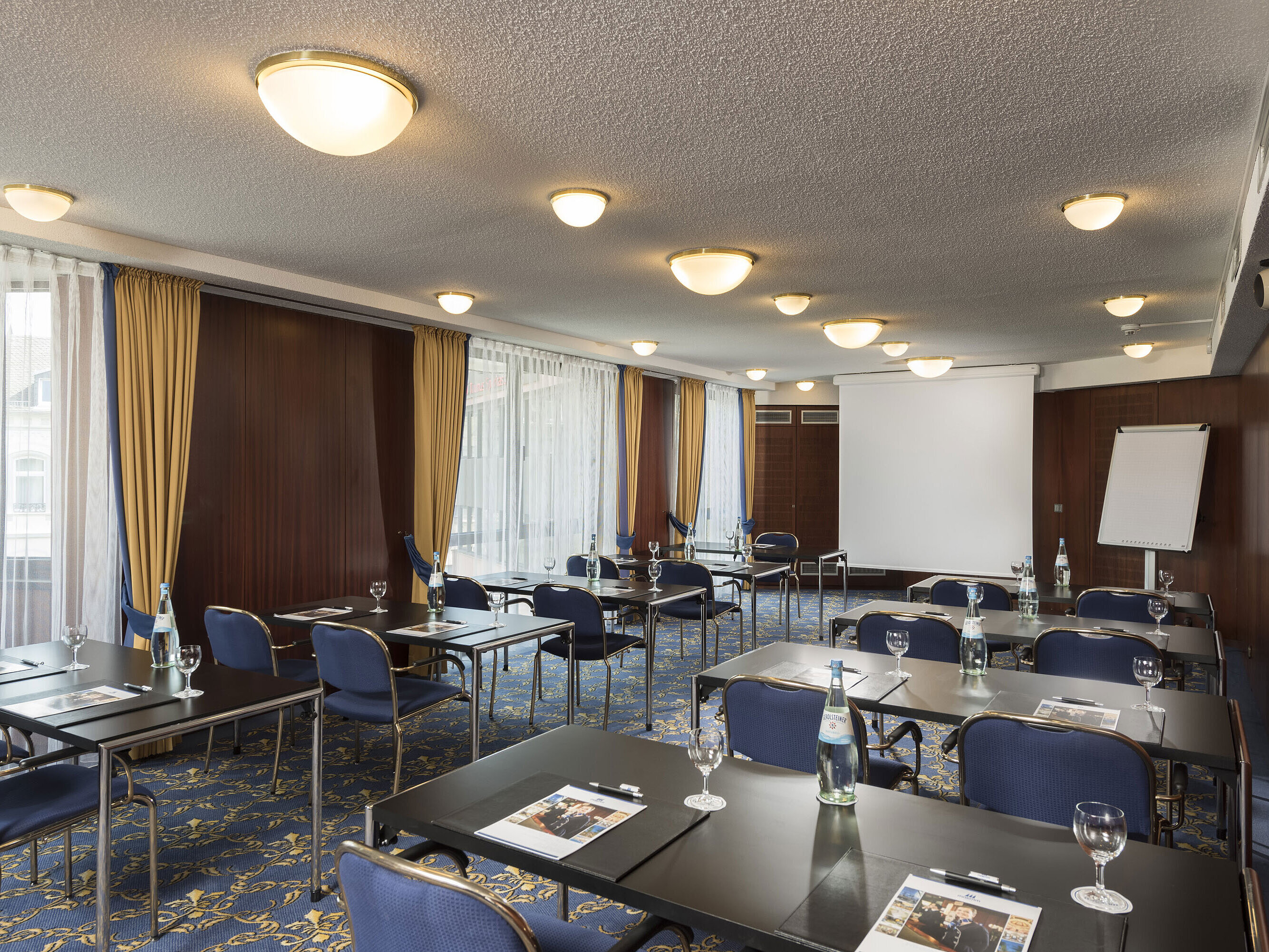 Bright seminar room at Maritim Hotel Bad Homburg with natural light and modern equipment.