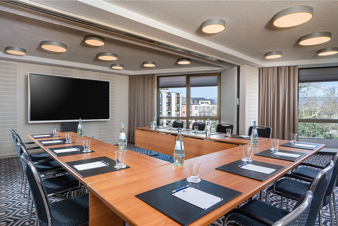 Meeting room "Salon Dorothée" at Maritim Hotel Bad Homburg with conference table and presentation equipment.