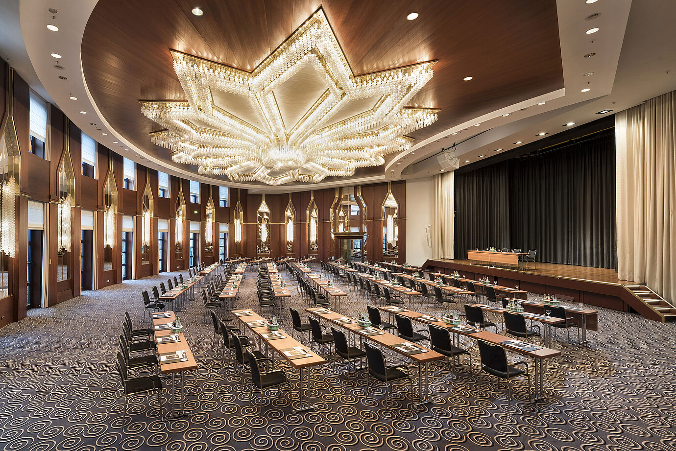 The image shows the magnificent Beethoven Hall at Maritim Hotel Bonn, set up for conferences or events.