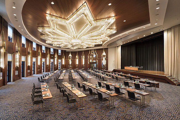 The image shows the magnificent Beethoven Hall at Maritim Hotel Bonn, set up for conferences or events.