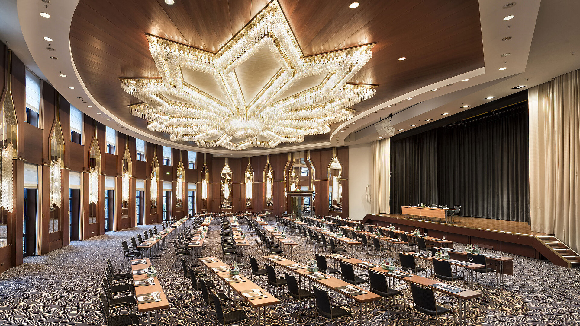 The image shows the magnificent Beethoven Hall at Maritim Hotel Bonn, set up for conferences or events.
