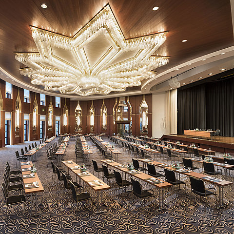 The image shows the magnificent Beethoven Hall at Maritim Hotel Bonn, set up for conferences or events.