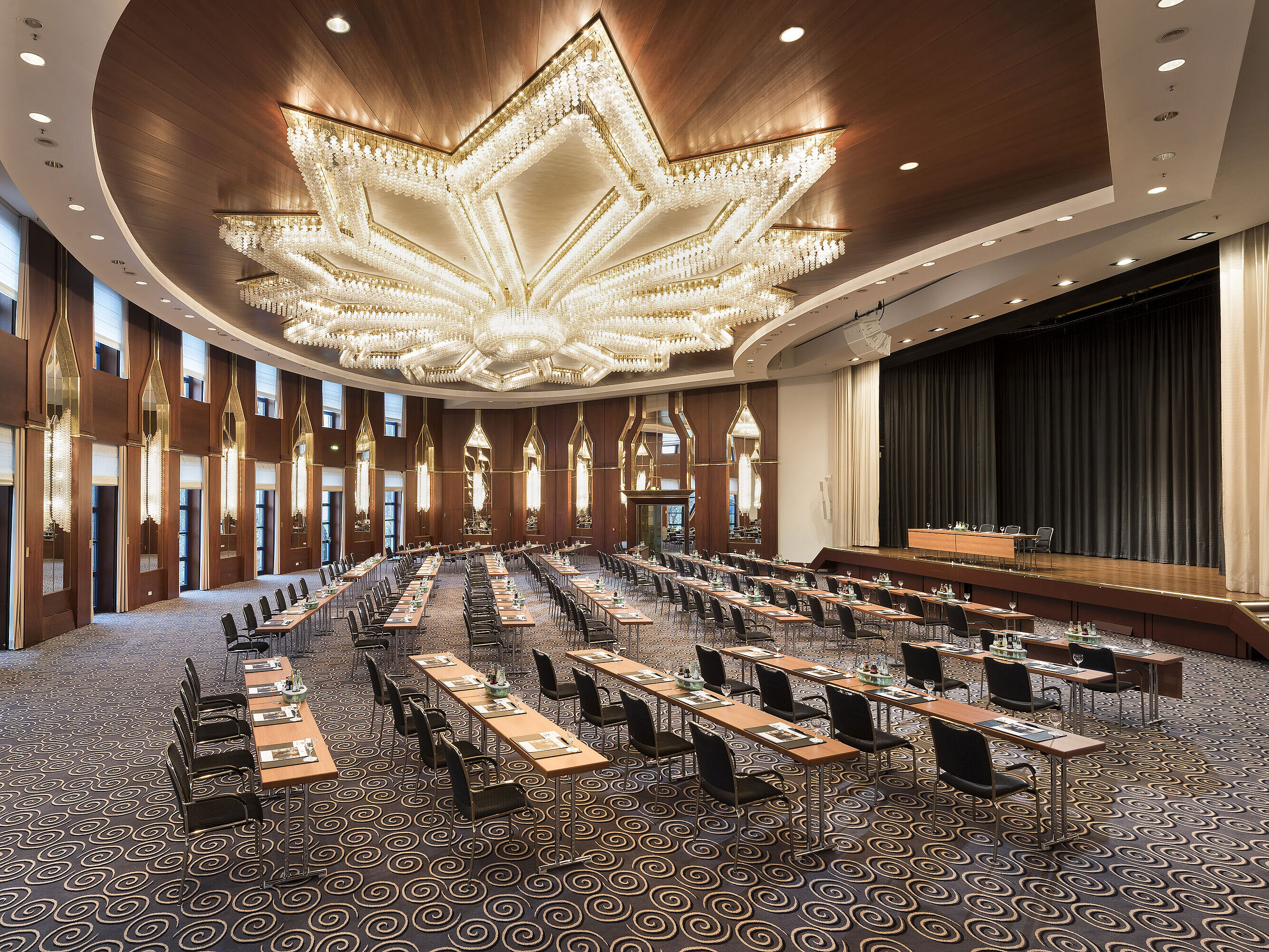 The image shows the magnificent Beethoven Hall at Maritim Hotel Bonn, set up for conferences or events.