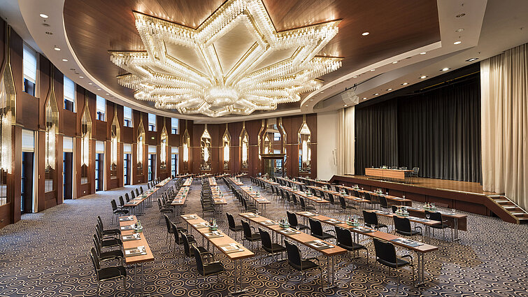 The image shows the magnificent Beethoven Hall at Maritim Hotel Bonn, set up for conferences or events.