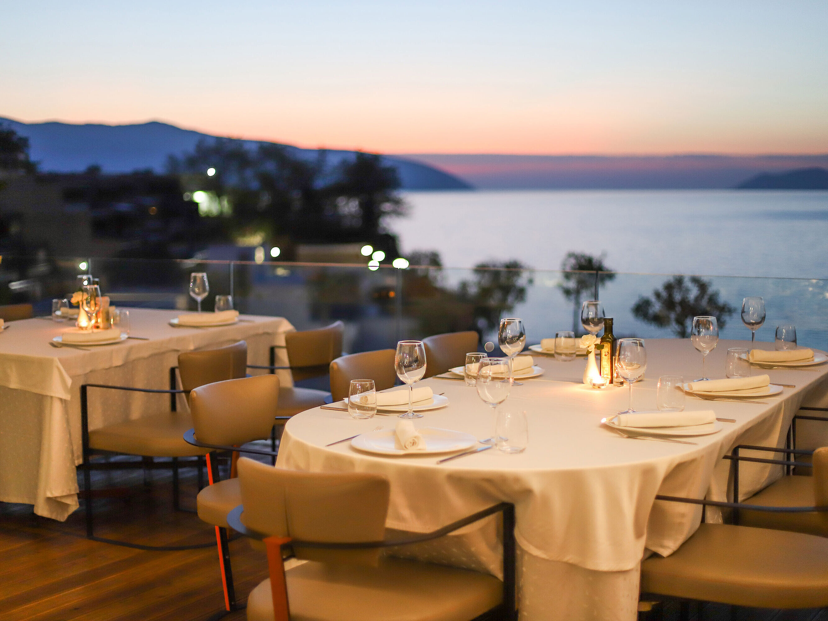 Evening atmosphere at Maritim Resort Marina Bay restaurant with sea view and elegantly set tables