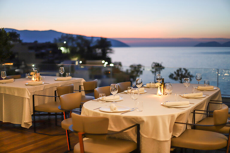 Evening atmosphere at Maritim Resort Marina Bay restaurant with sea view and elegantly set tables