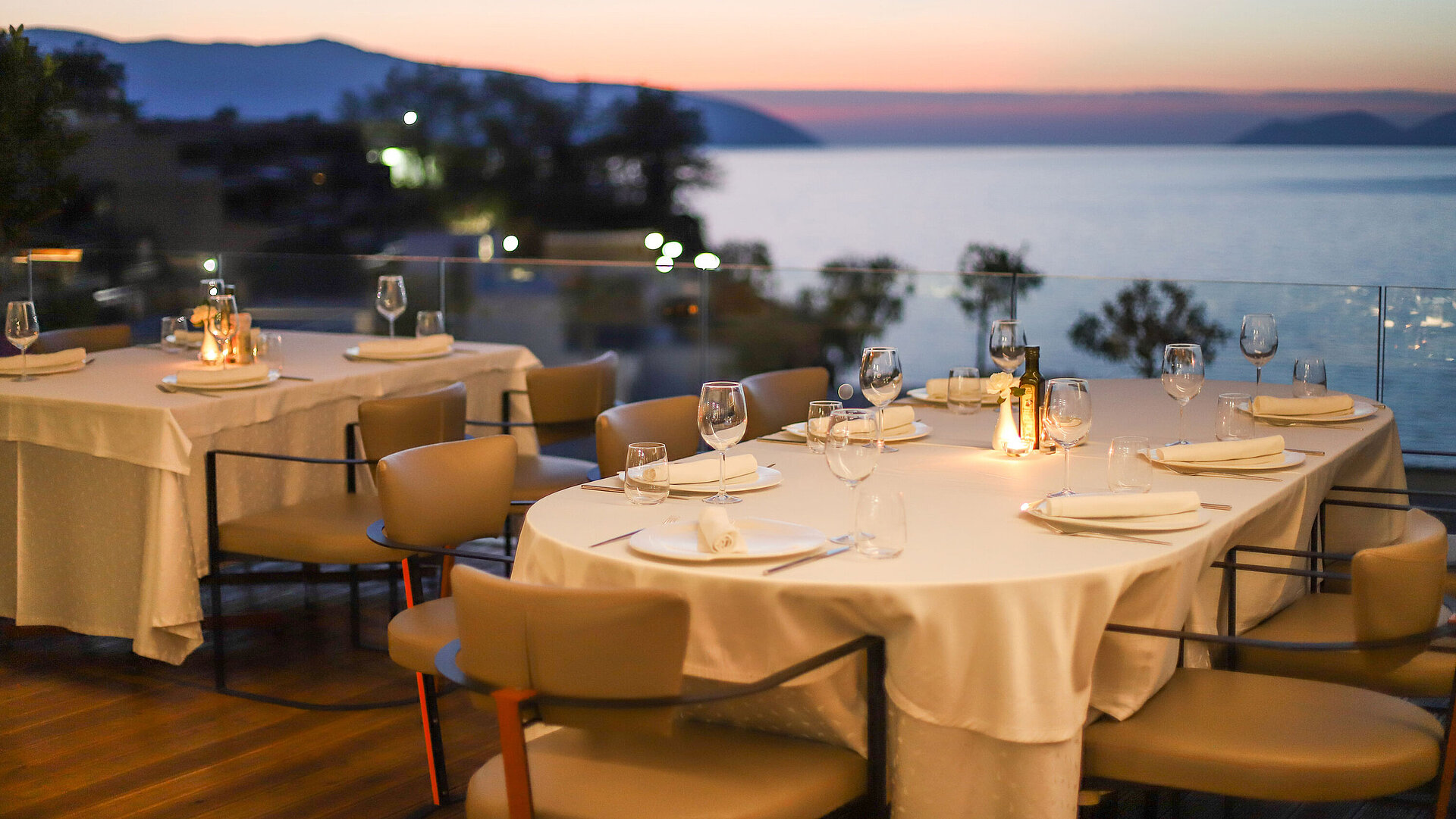 Evening atmosphere at Maritim Resort Marina Bay restaurant with sea view and elegantly set tables