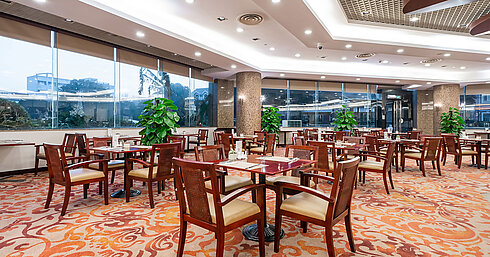 現代化餐廳配備大面積落地窗，搭配典雅木質餐桌與充沛自然光線，營造出輕鬆愜意的用餐體驗。