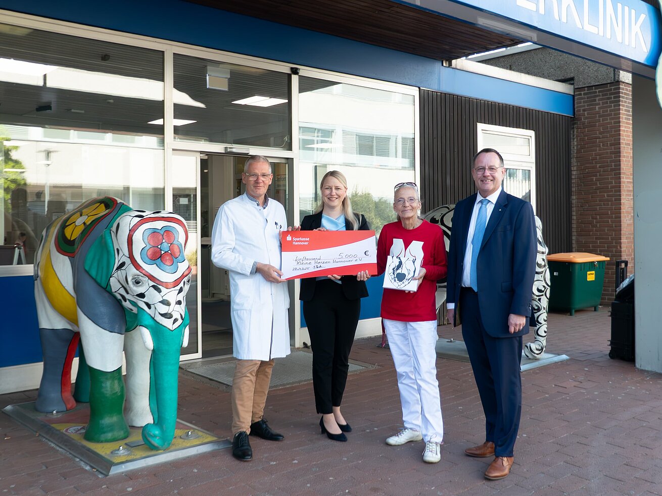 Cheque handed over to ‘Kleine Herzen Hannover’ in front of the Hanover Children's Hospital
