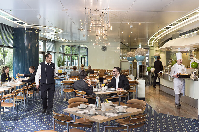 Guests enjoying breakfast at the stylish Ambiente restaurant at Maritim Hotel Frankfurt.
