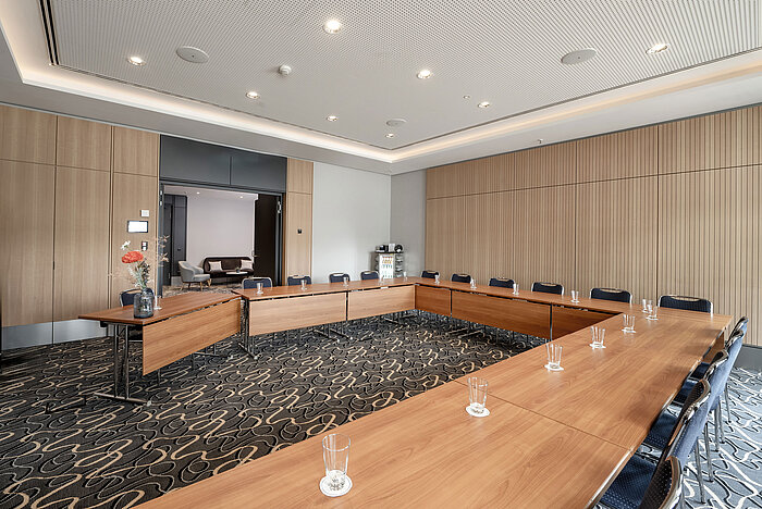 Bright conference room with U-shape seating and modern equipment at the Maritim Hotel Darmstadt
