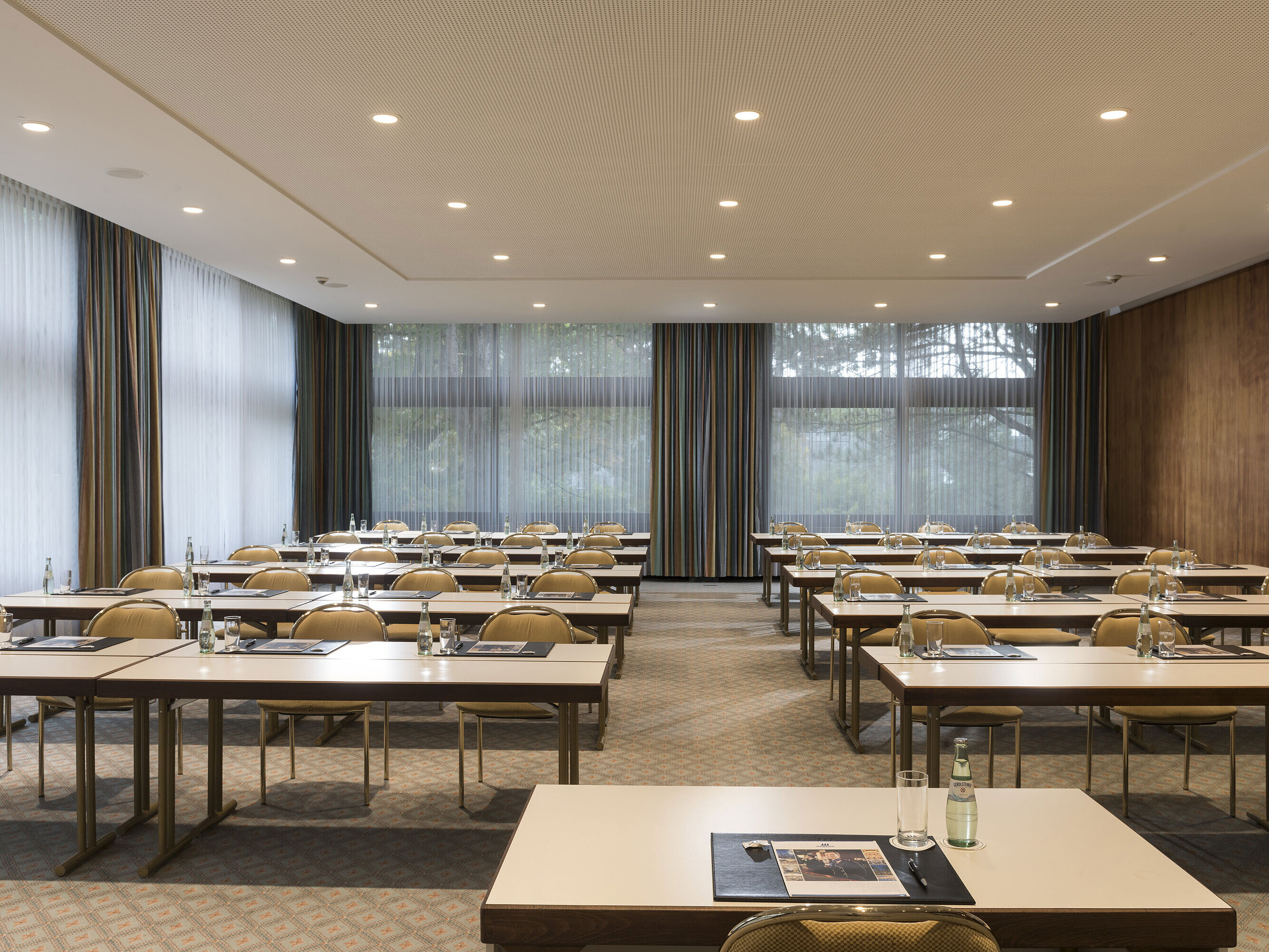 "Salon Hannover" conference room at Maritim Seehotel Timmendorfer Strand with row seating and natural light.