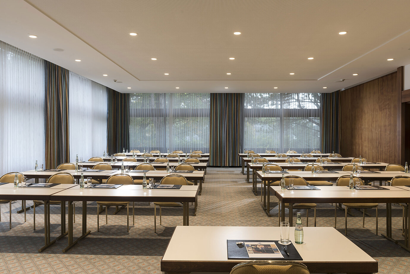"Salon Hannover" conference room at Maritim Seehotel Timmendorfer Strand with row seating and natural light.