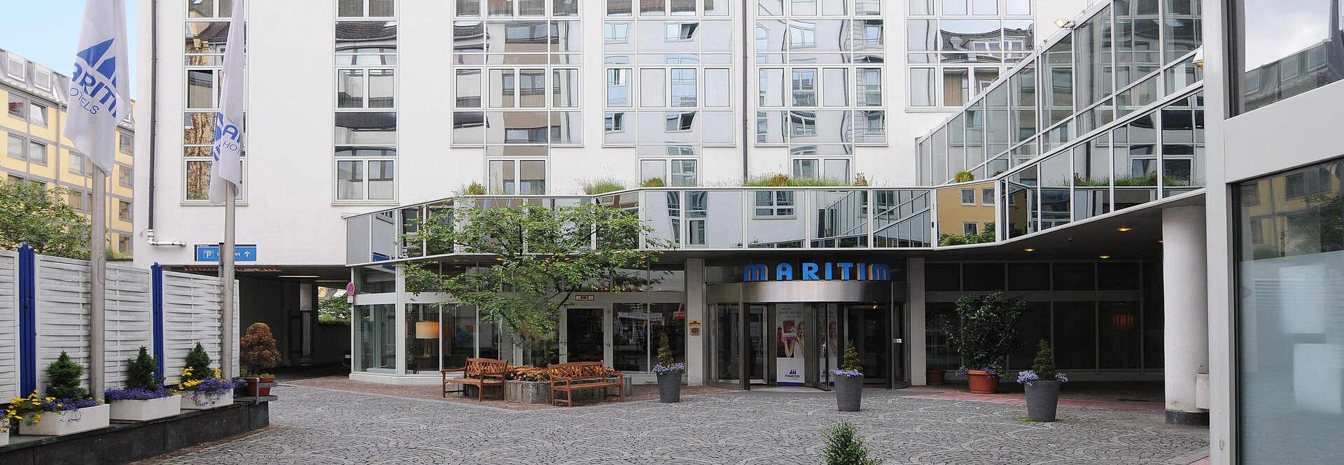 Modern façade with glass details and courtyard of Maritim Hotel Munich