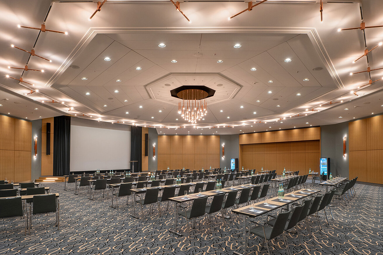 Saal Barbarossa Barbarossa Hall at Maritim Hotel Würzburg with theatre seating for conferences and events