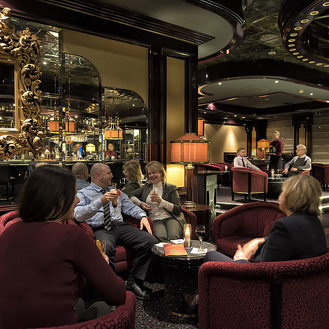 Guests relaxing at the stylish bar of the Maritim Hotel Bonn, enjoying drinks in a pleasant atmosphere.