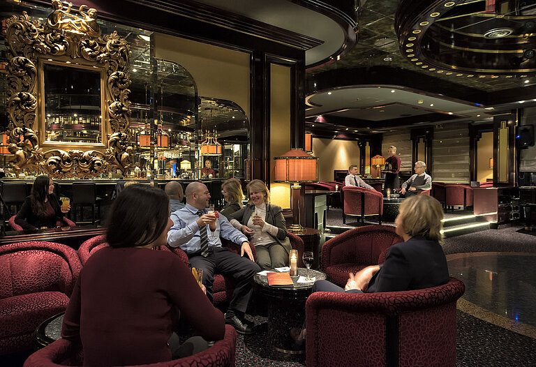 Guests relaxing at the stylish bar of the Maritim Hotel Bonn, enjoying drinks in a pleasant atmosphere.