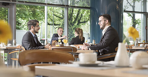 Guests enjoying a relaxed breakfast at the bright Ambiente restaurant at Maritim Hotel Frankfurt.