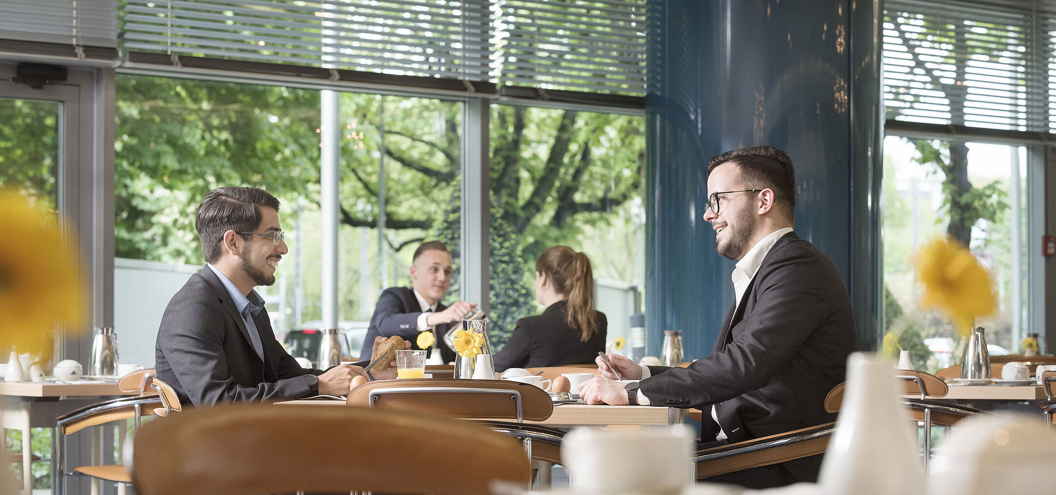 Guests enjoying a relaxed breakfast at the bright Ambiente restaurant at Maritim Hotel Frankfurt.