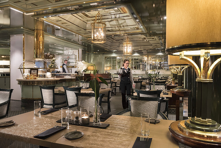 The La Marée restaurant in the Maritim Hotel Bonn with its stylish ambience and attentive service staff at work.