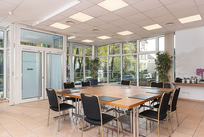 Conference room with large windows and direct terrace access at the Maritim Hotel Königswinter.