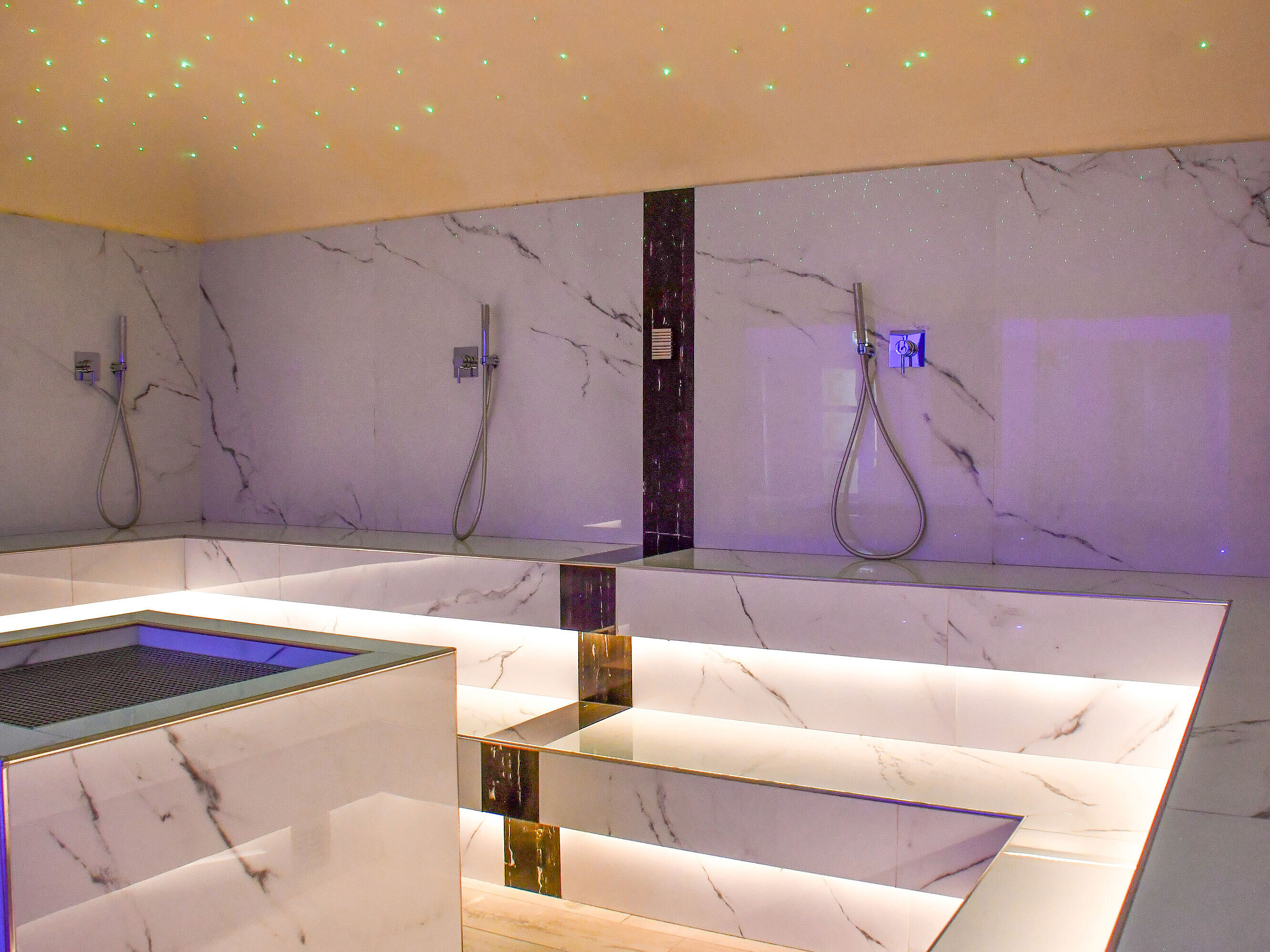 Modern steam room with marble and starry ceiling at Maritim Resort Calabria for exclusive relaxation.