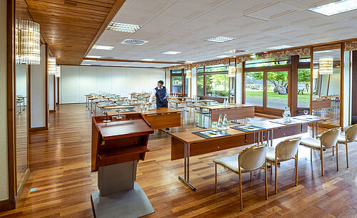 Modern meeting room with natural light and service at the Maritim Hotel Titisee