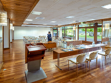Modern meeting room with natural light and service at the Maritim Hotel Titisee