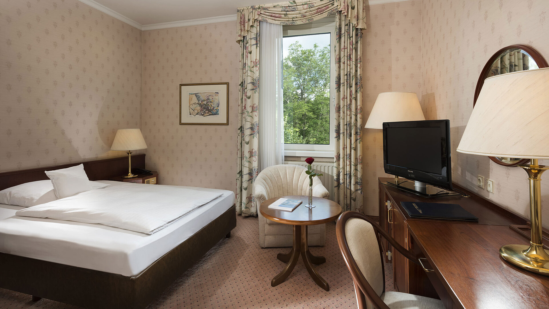 Cosy single room with window view and desk at Maritim Hotel Bad Wildungen