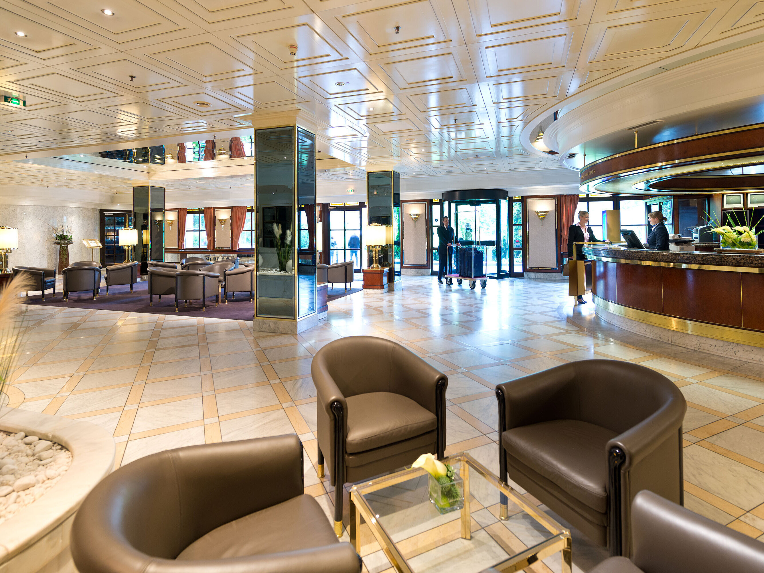 Stylish lobby at Maritim Hotel Königswinter with elegant reception, seating areas, and bright atmosphere.