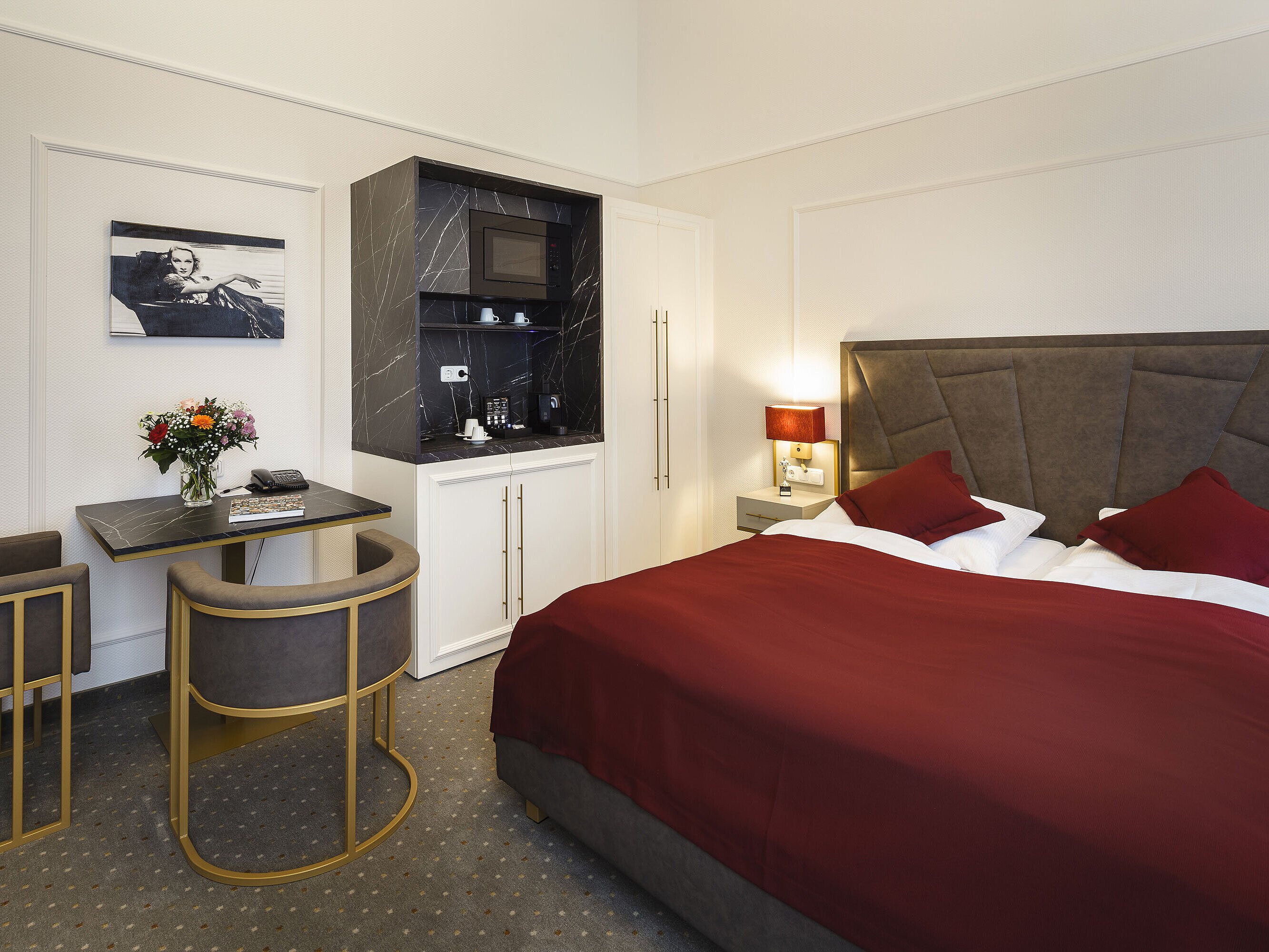 Stylish double room with seating area and coffee corner at Hansa Hotel Wiesbaden