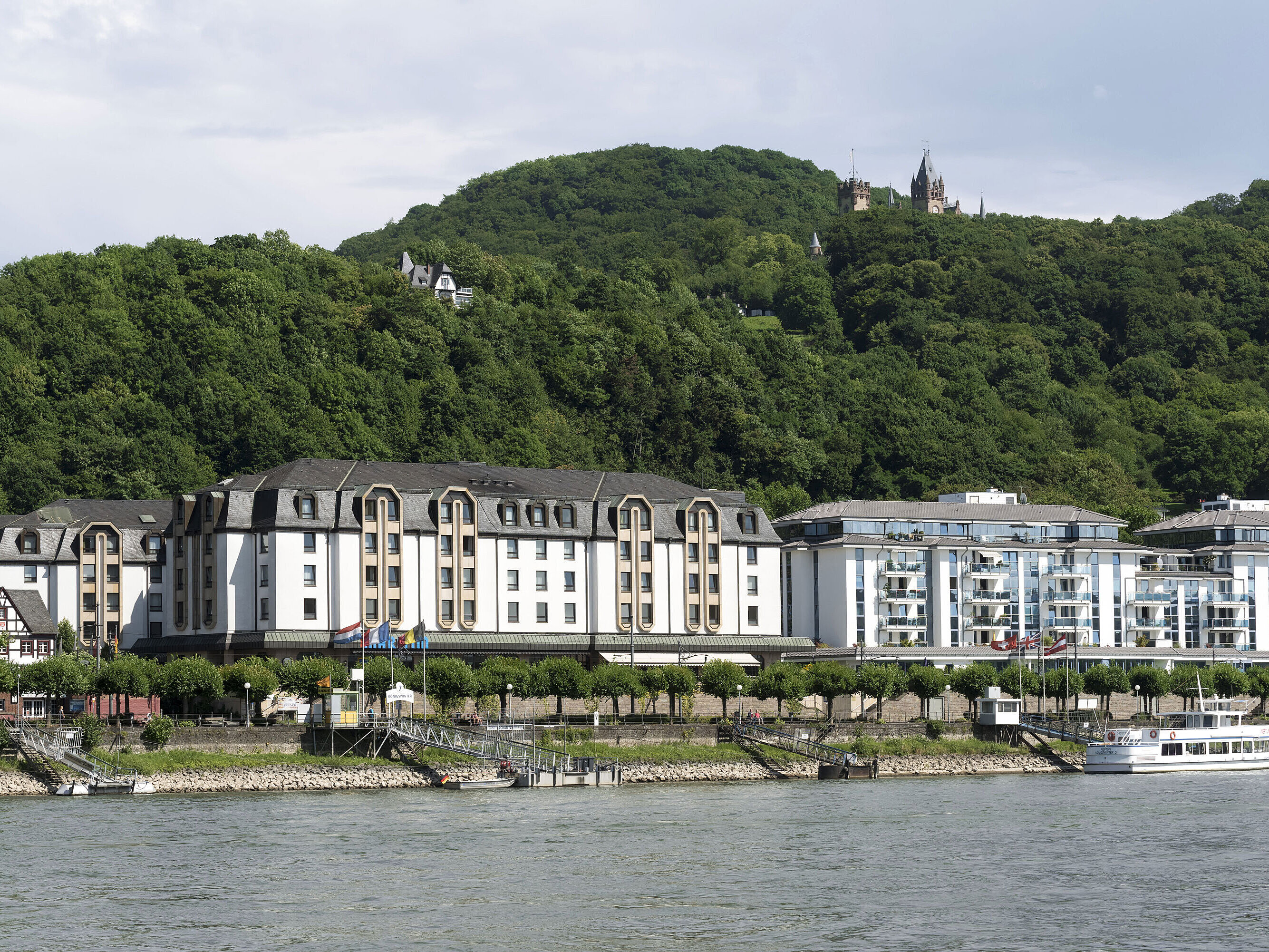 Exterior view of Maritim Hotel Königswinter with a view of the Drachenfels and the Rhine.